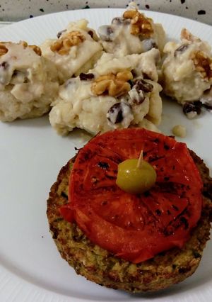 Una foto de Coliflores en crema de coco con frutos secos y pinchos de hamburguesa de judías verdes con tomate