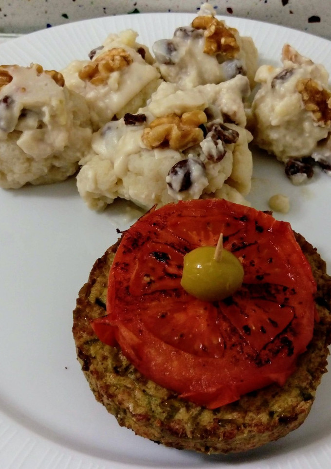 Una foto de Coliflores en crema de coco con frutos secos y pinchos de hamburguesa de judías verdes con tomate