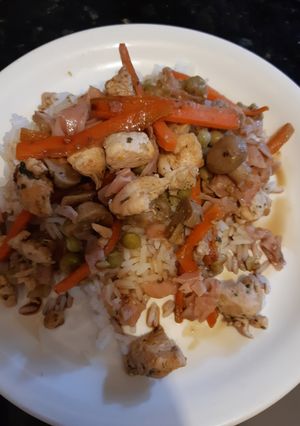 Una foto de Arroz estilo chino con pollo