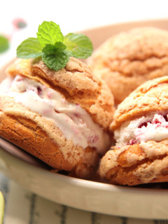 [阿妮塔♥sweet] 黃金菠蘿泡芙夾覆盆子冰淇淋。 的食譜成品照片