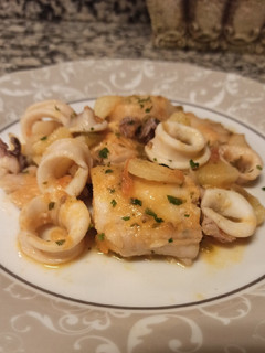 Una foto de Merluza con calamares y patatas