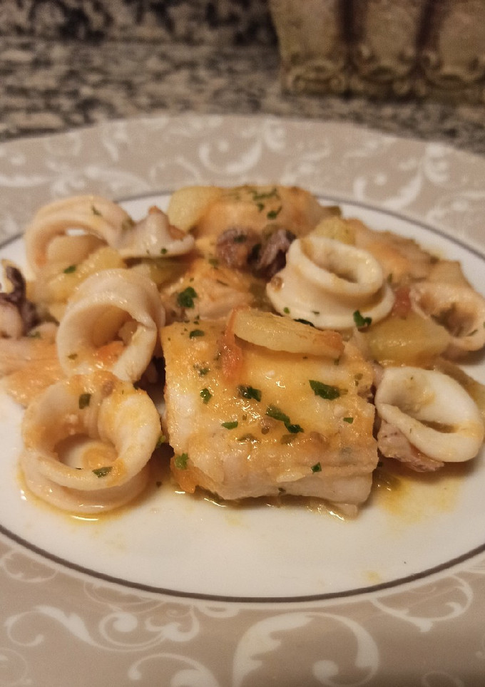 Una foto de Merluza con calamares y patatas