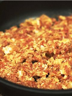 Una foto de Patatas fritas con revoltillo de tomate lo primero que aprendí a cocinar