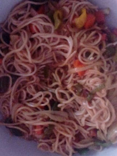 Una foto de Fideos chinos con verduras