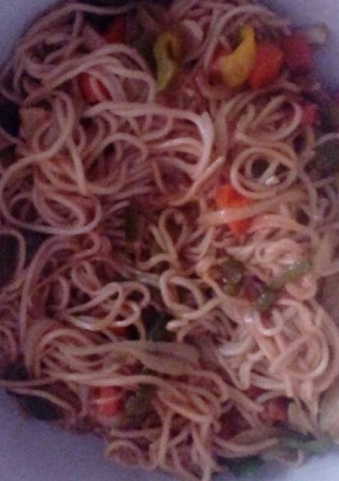 Una foto de Fideos chinos con verduras