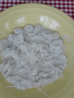 Una foto de Ñoquis de papa con salsa de albahaca y ajo