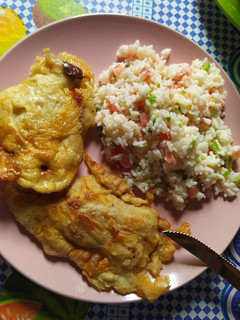 Una foto de Marinera de carne con ensalada de arroz
