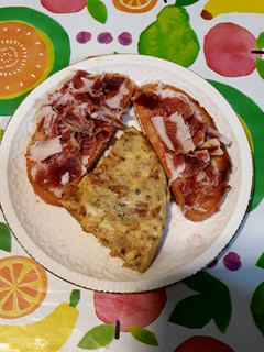 Una foto de Tortilla de col, patata con especias y guarnición