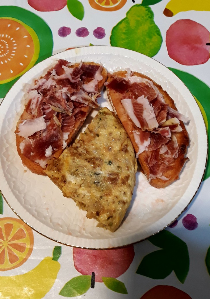 Una foto de Tortilla de col, patata con especias y guarnición