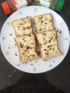 ગાર્લિક બ્રેડ (Garlic Bread Recipe In Gujarati) રેસીપી મુખ્ય ફોટો