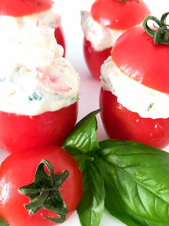 Une photo de Tomates cocktail farcies à la ricotta et basilic