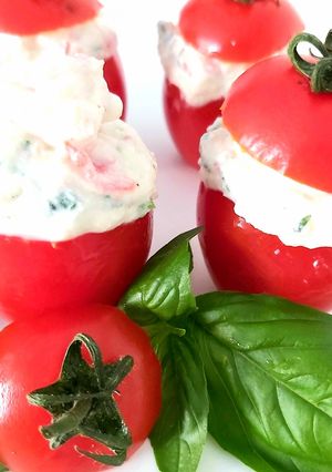 Une photo de Tomates cocktail farcies à la ricotta et basilic