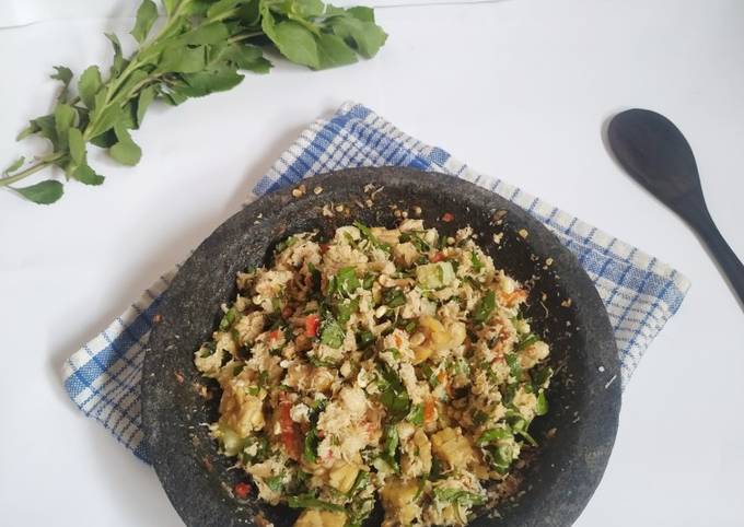 Ternyata begini loh! Resep enak memasak Trancam Godong Luntas (Urap Sayur Mentah Daun Luntas) yang nagih banget