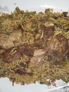 صورة لوصفة رز باللحم واللوبيا الخضراء