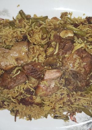 صورة لوصفة رز باللحم واللوبيا الخضراء