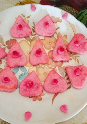 A picture of Valentine,s worthy delicious heart cookies.