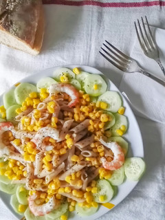 Una foto de Ensalada de pasta integral y pepino