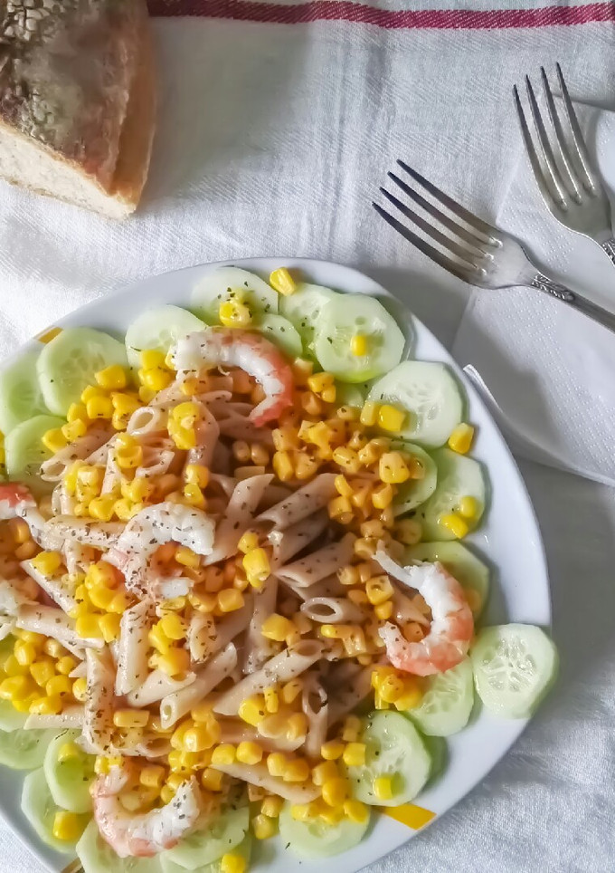 Una foto de Ensalada de pasta integral y pepino