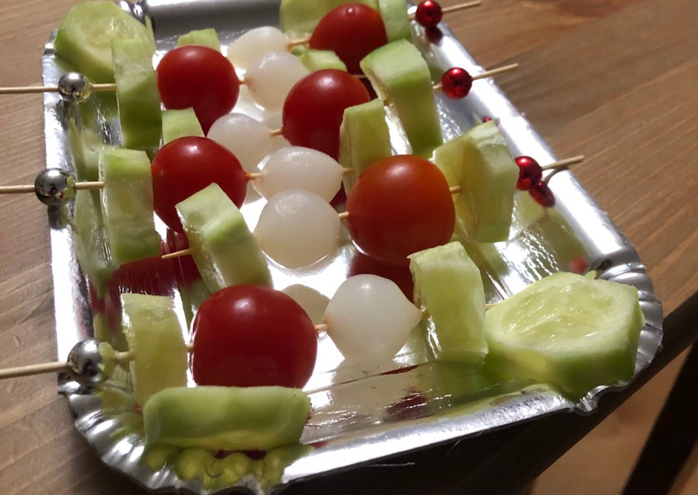 Brocheta de pepino, tomate y cebollines en vinagre