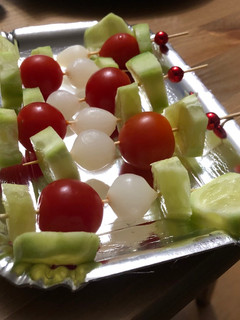 Una foto de Brocheta de pepino, tomate y cebollines en vinagre