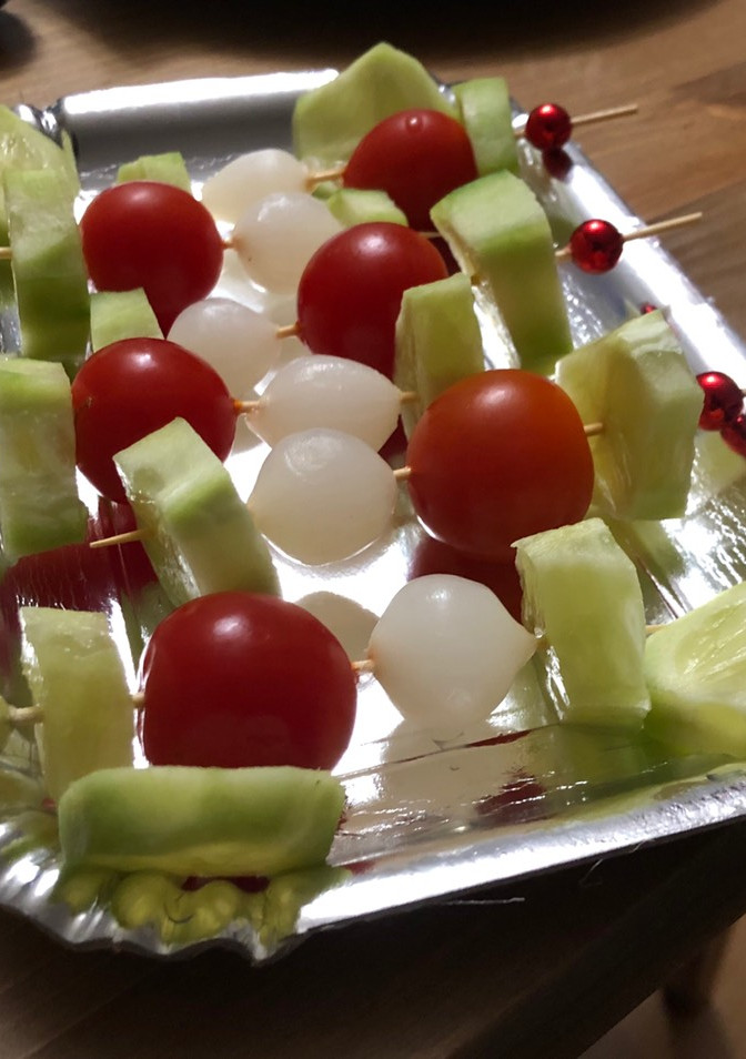 Una foto de Brocheta de pepino, tomate y cebollines en vinagre