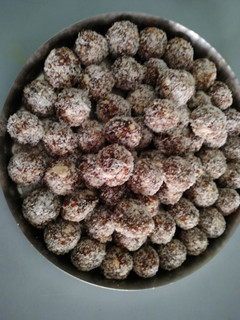 खजूर बॉल्स (Khajoor balls recipe in Hindi) रेसिपी मुख्य फोटो