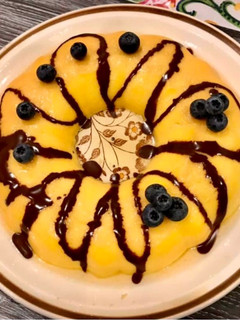 कस्टर्ड पुडिंग विथ ब्लू बैरीज़ (custard pudding with blueberries recipe in Hindi) रेसिपी मुख्य फोटो