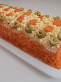 Una foto de Tronco fresco de pescado, marisco y verduras