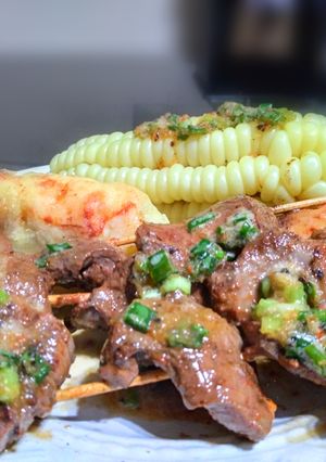 Una foto de Anticuchos de res a base de pisco y especias 👍🇵🇪