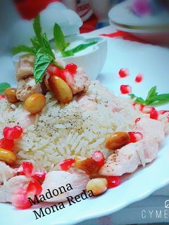 صورة لوصفة الارز الابيض مع قطع الدجاج 😋😋 مع حبات الرمان