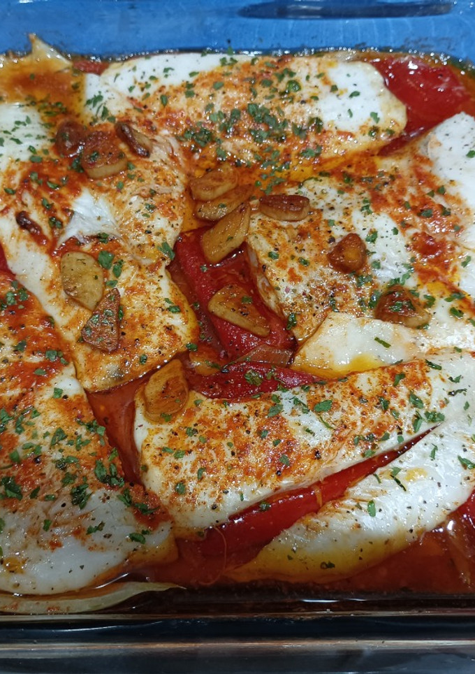 Una foto de Bacalao al horno con pimientos