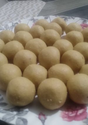 बेसन के लड्डू (besan ke ladoo recipe in hindi) रेसिपी मुख्य फोटो
