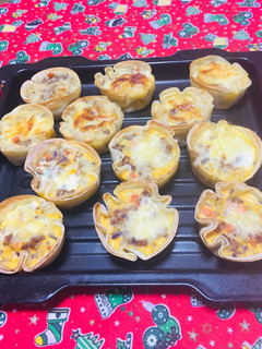 Una foto de Mini Quichés con carne molida, vegetales, queso!
