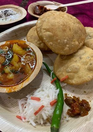 बेसन मसाला कचौरी टमाटर आलू (Besan Masala kachori tamatar aloo recipe in hindi) रेसिपी मुख्य फोटो