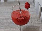 Uma foto de morango drink