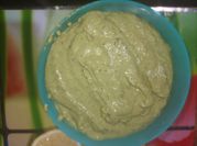 Una foto de dips de albahaca