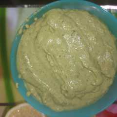 Una foto de Hummus de garbanzos y albahaca