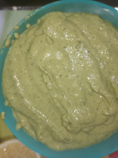 Una foto de Hummus de garbanzos y albahaca