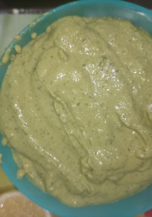 Una foto de Hummus de garbanzos y albahaca