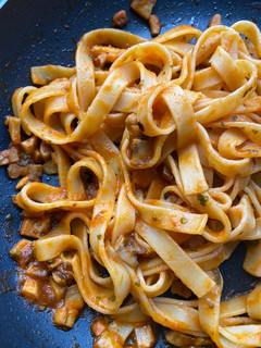 Una foto de Fettuccine con champiñones y tomate