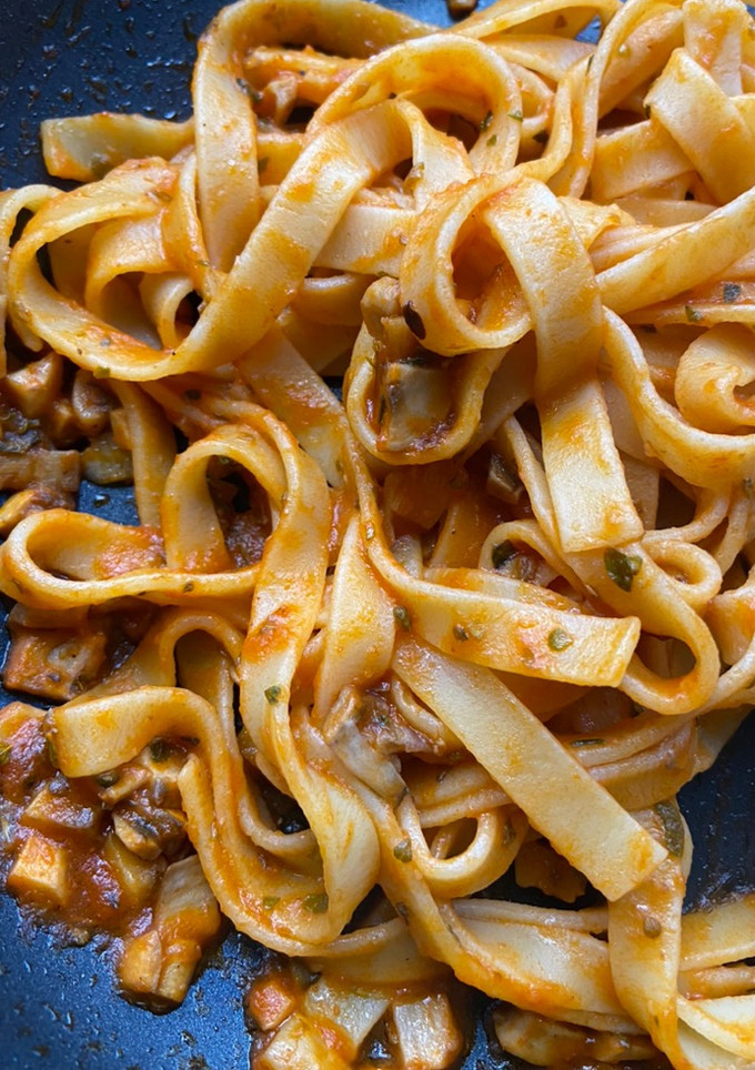 Una foto de Fettuccine con champiñones y tomate
