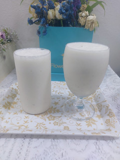 A picture of Dates banana shake.