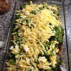 Una foto de Ensalada de verano: rúcula, zanahoria, queso y huevo