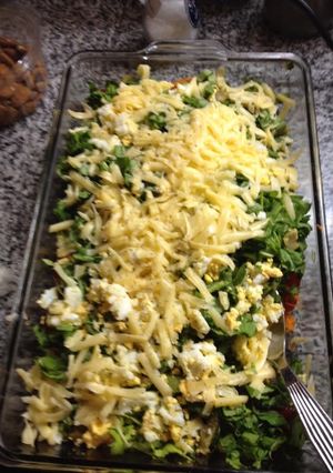 Una foto de Ensalada de verano: rúcula, zanahoria, queso y huevo