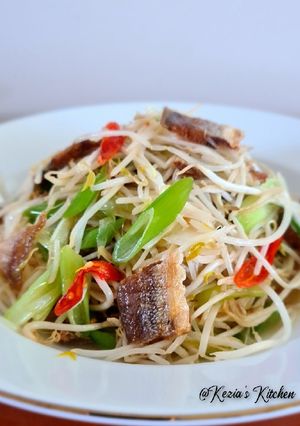 A picture of Stir-Fried Bean Sprouts With Salted Fish.