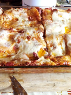 Una foto de Lasagna con salsa boloñesa y blanca