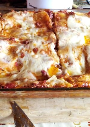 Una foto de Lasagna con salsa boloñesa y blanca
