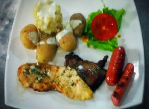 Una foto de Asadito con duo de carnes y doble embutido
