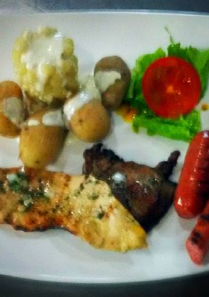 Una foto de Asadito con duo de carnes y doble embutido