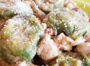 Una foto de Tortellini de verdura frescos con salsa de pollo